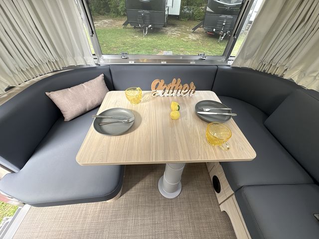 2026 Airstream 25FBQ Base