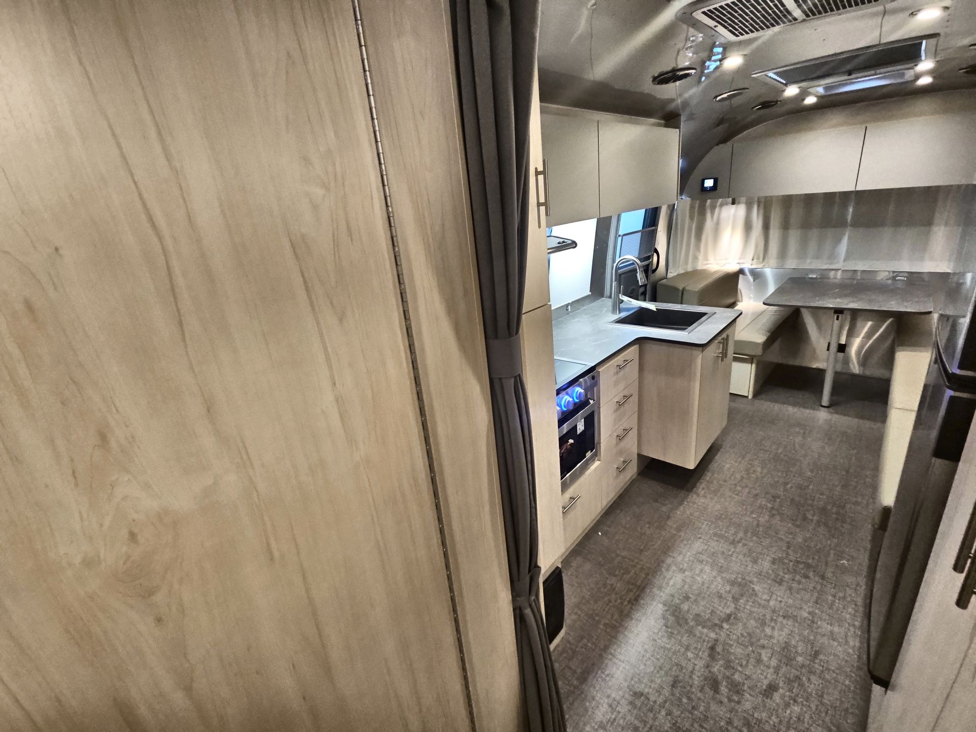 2025 Airstream 27FBQ Base