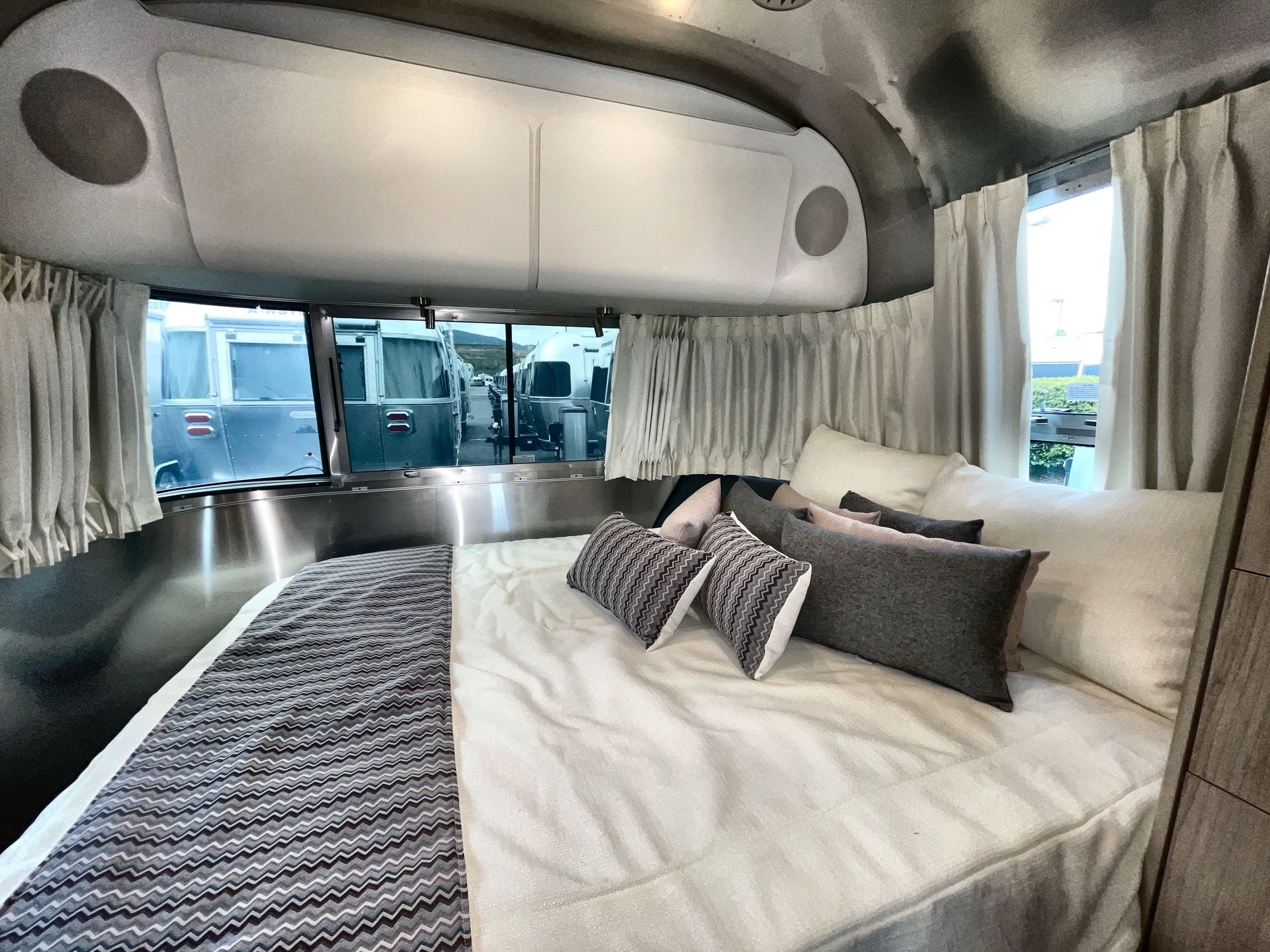 2025 Airstream 25FBQ Base