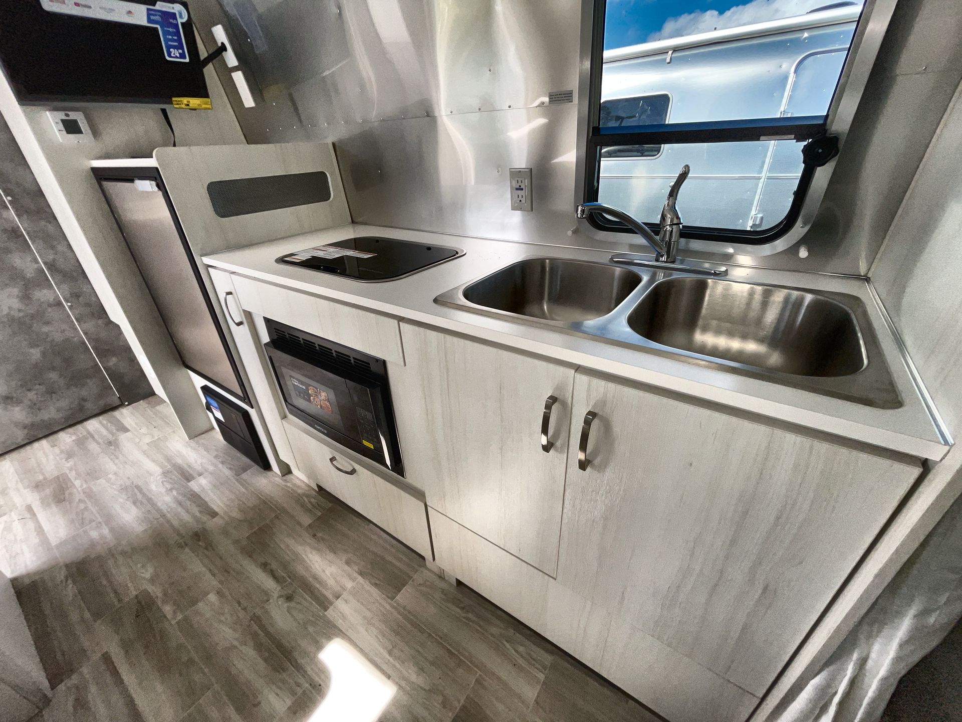 2026 Airstream 22FB Base