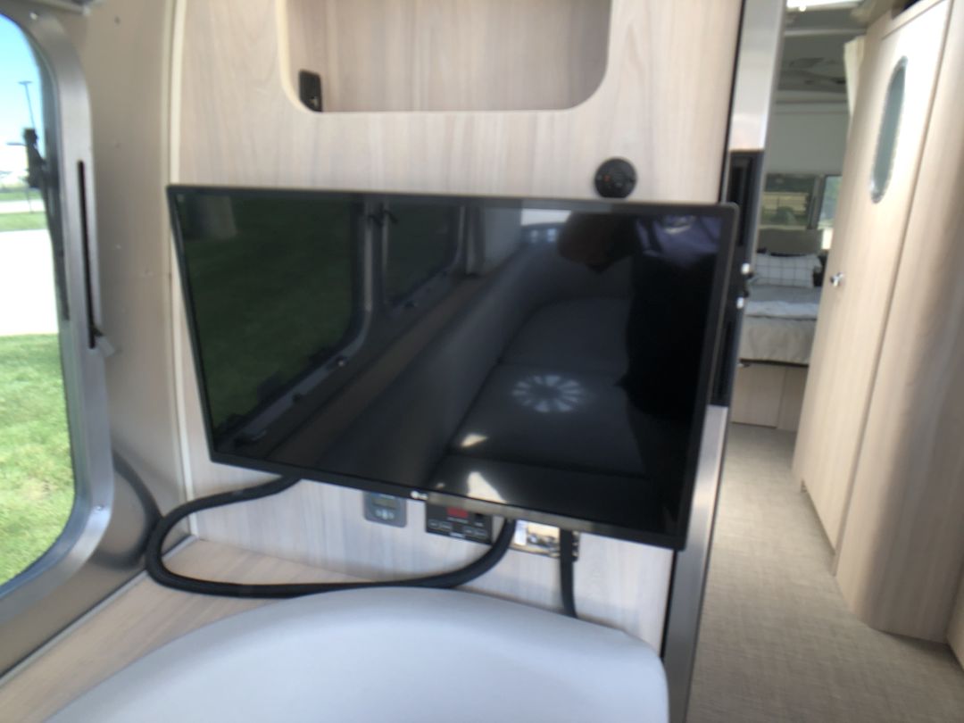 2026 Airstream 27FBQ Base