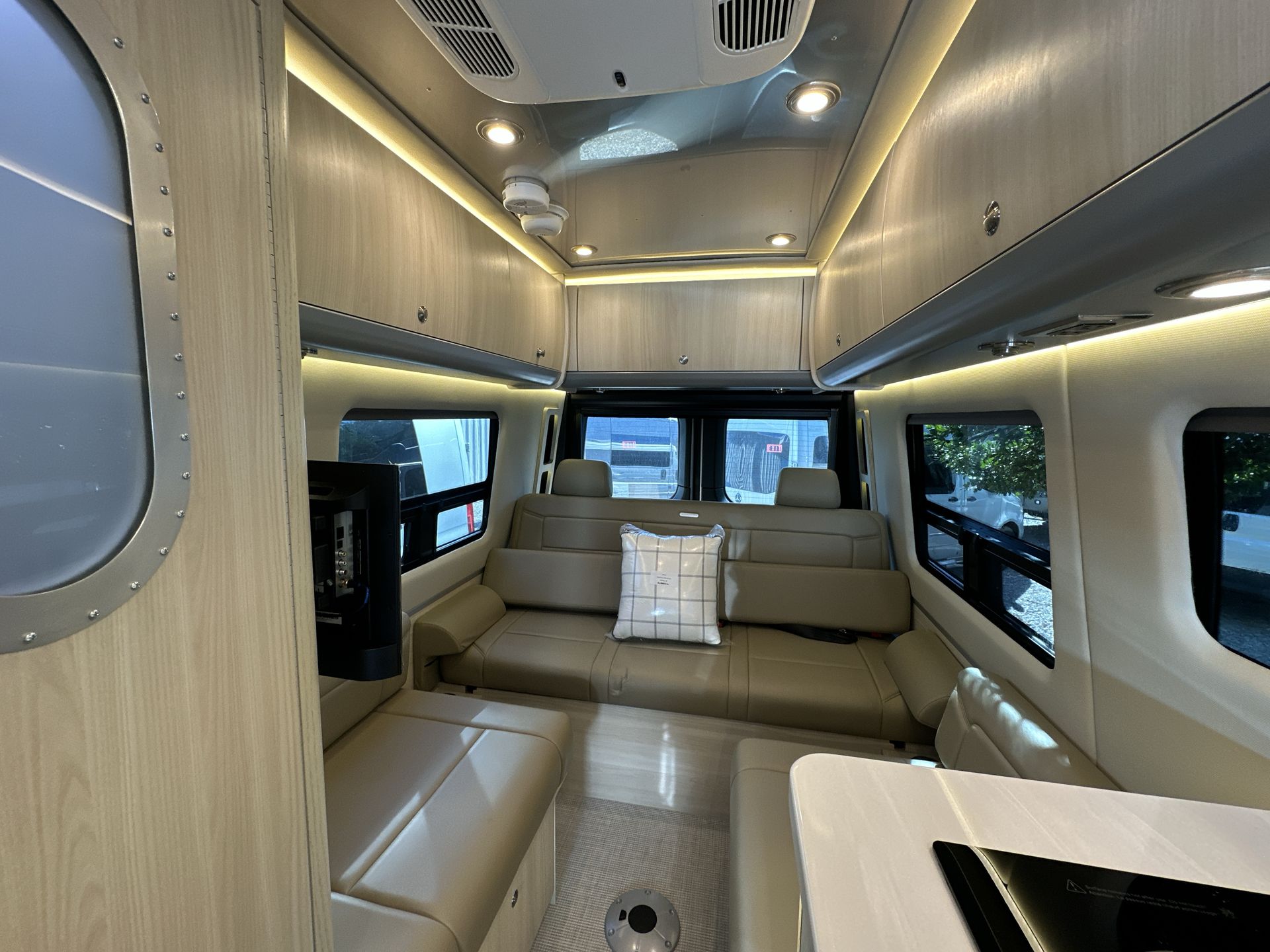 2026 Airstream 24GL 4x2 Passenger Base
