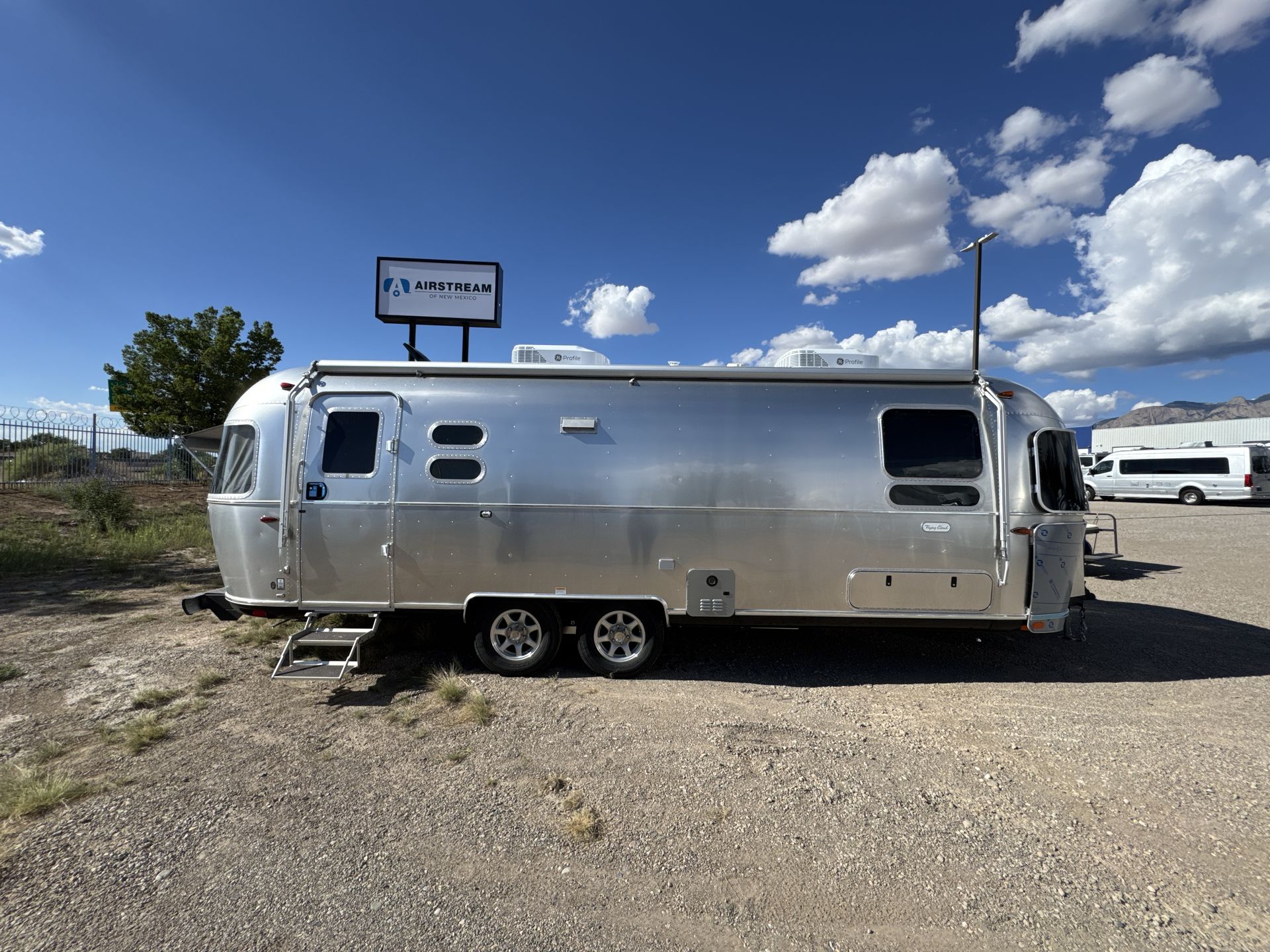 2025 Airstream 27FBT Base