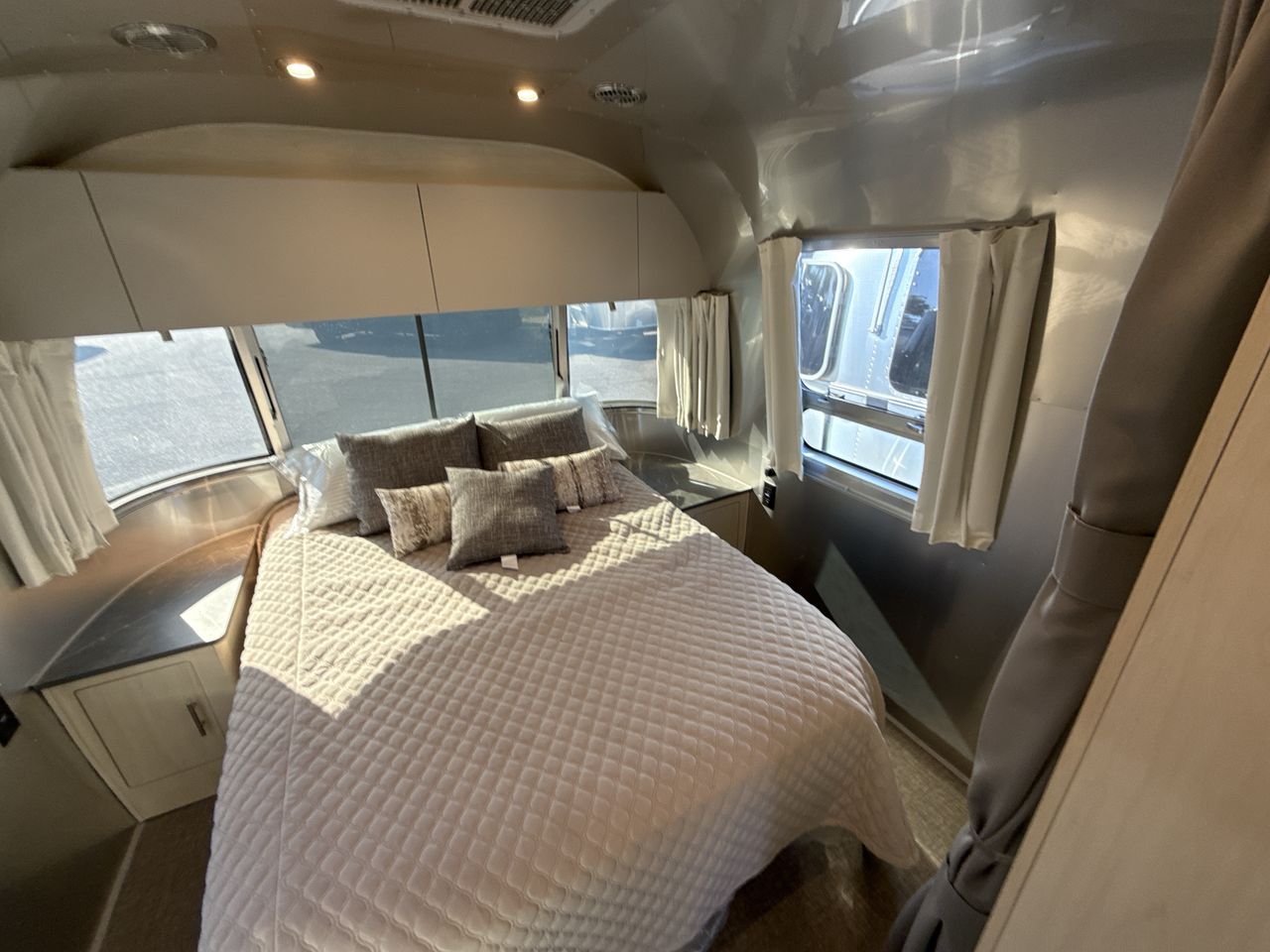 2026 Airstream 27FBQ Base