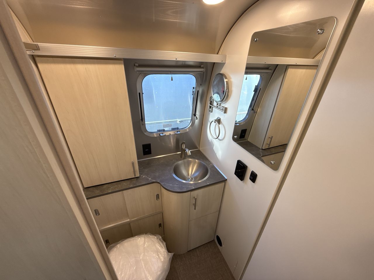 2026 Airstream 27FBQ Base