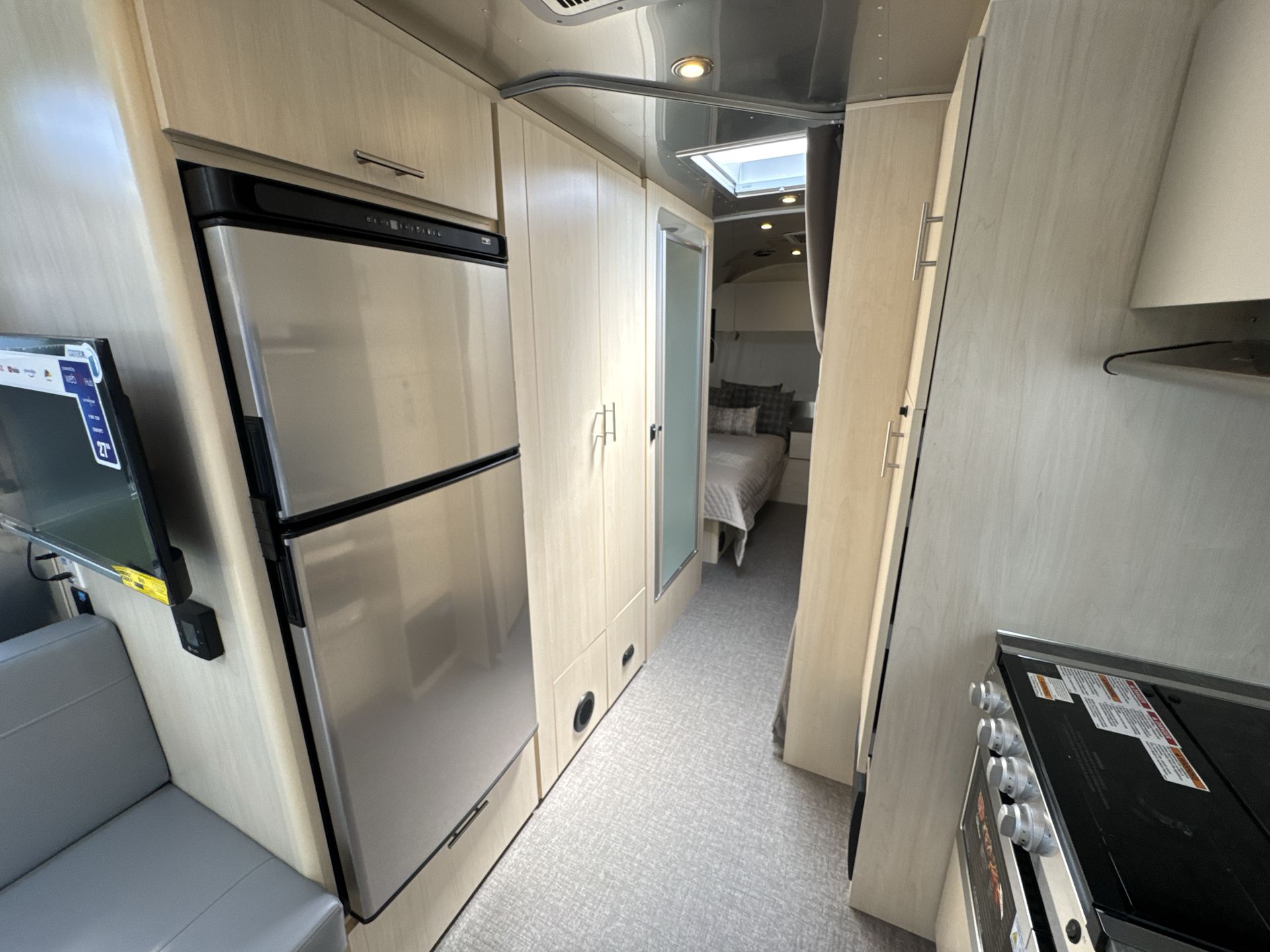 2025 Airstream 27FBT Base