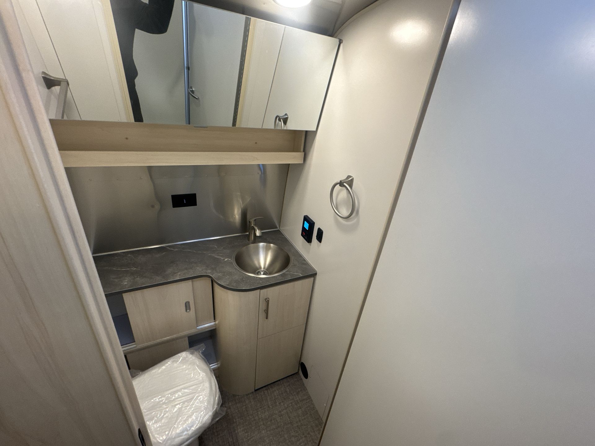 2025 Airstream 27FBQ Base