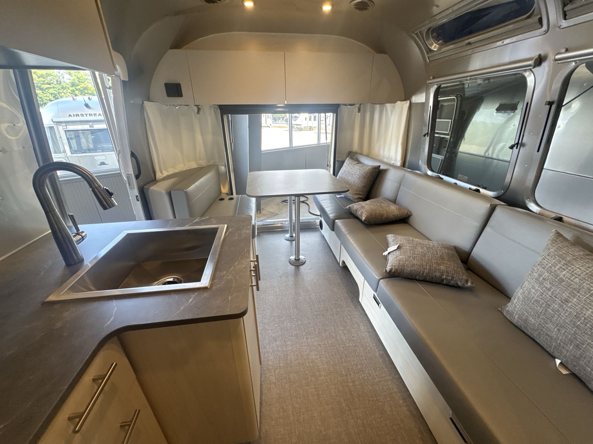2025 Airstream 25FBQ Base