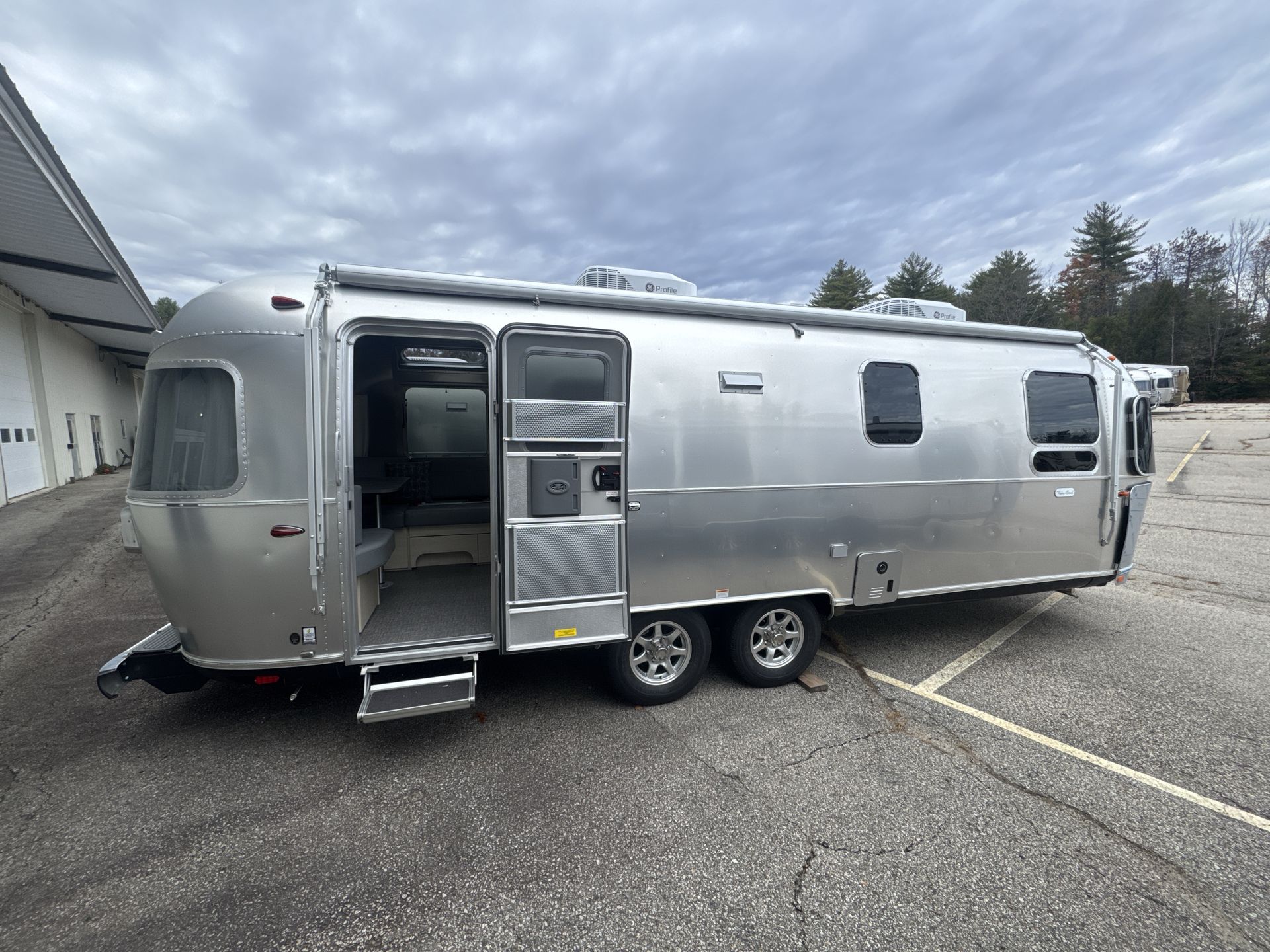 2026 Airstream 27FBQ Base