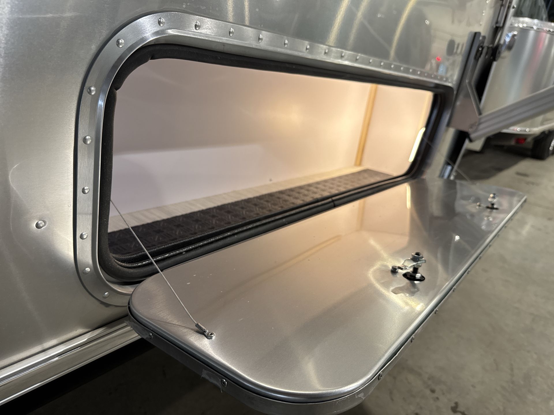 2026 Airstream 27FBT Base