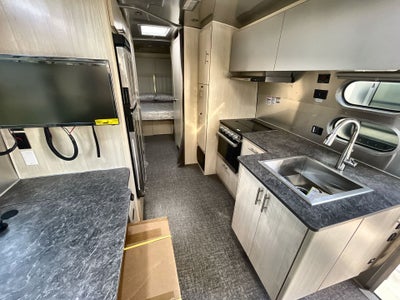2026 Airstream 27FBQ Base