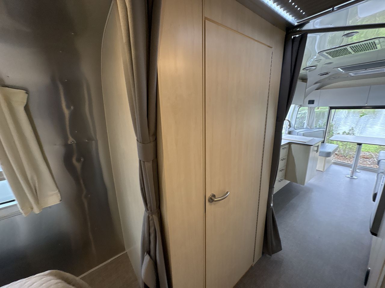 2025 Airstream 27FBQ Base