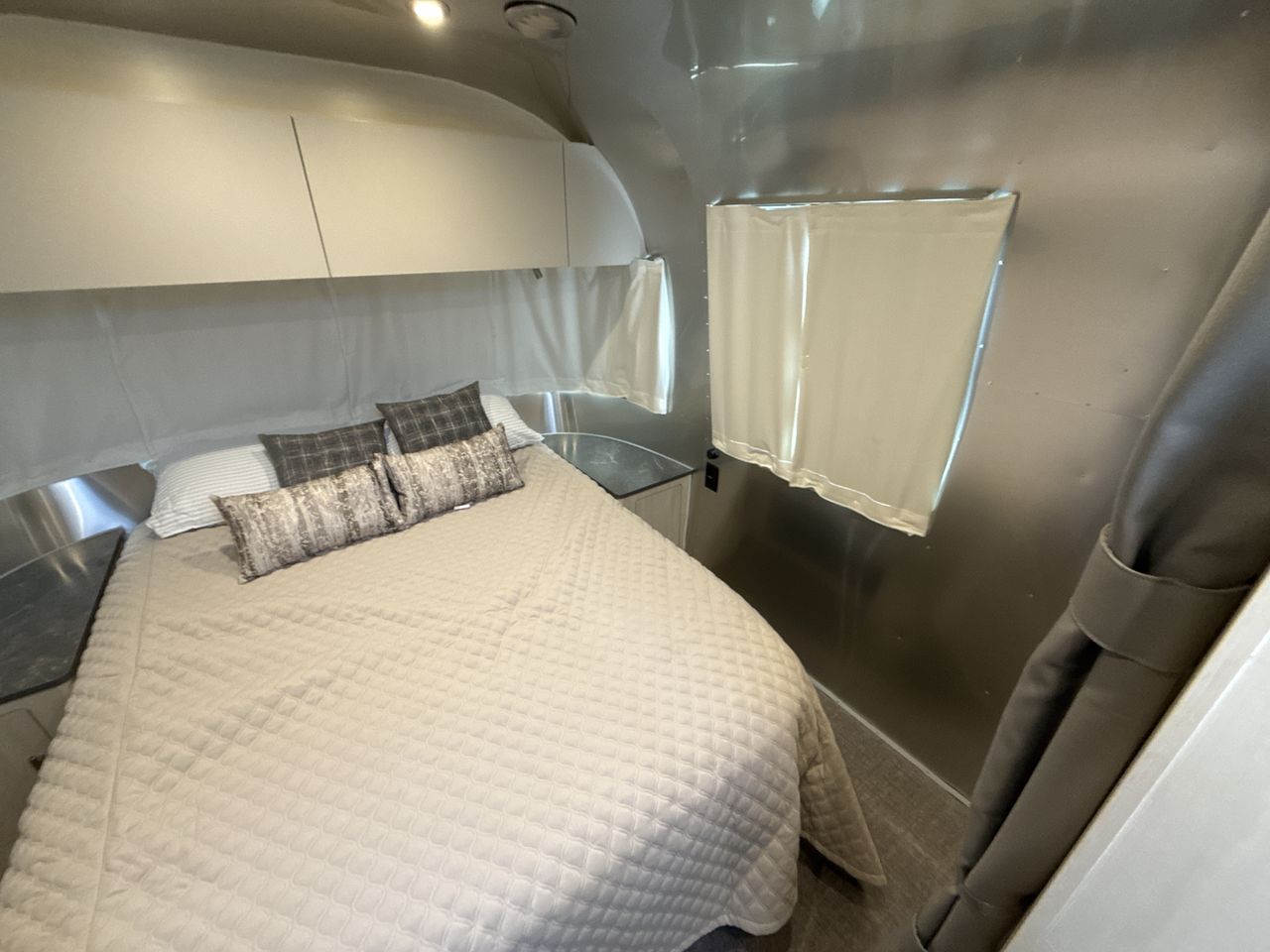 2025 Airstream 27FBQ Base
