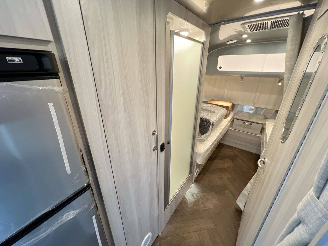 2025 Airstream 27FBT Base